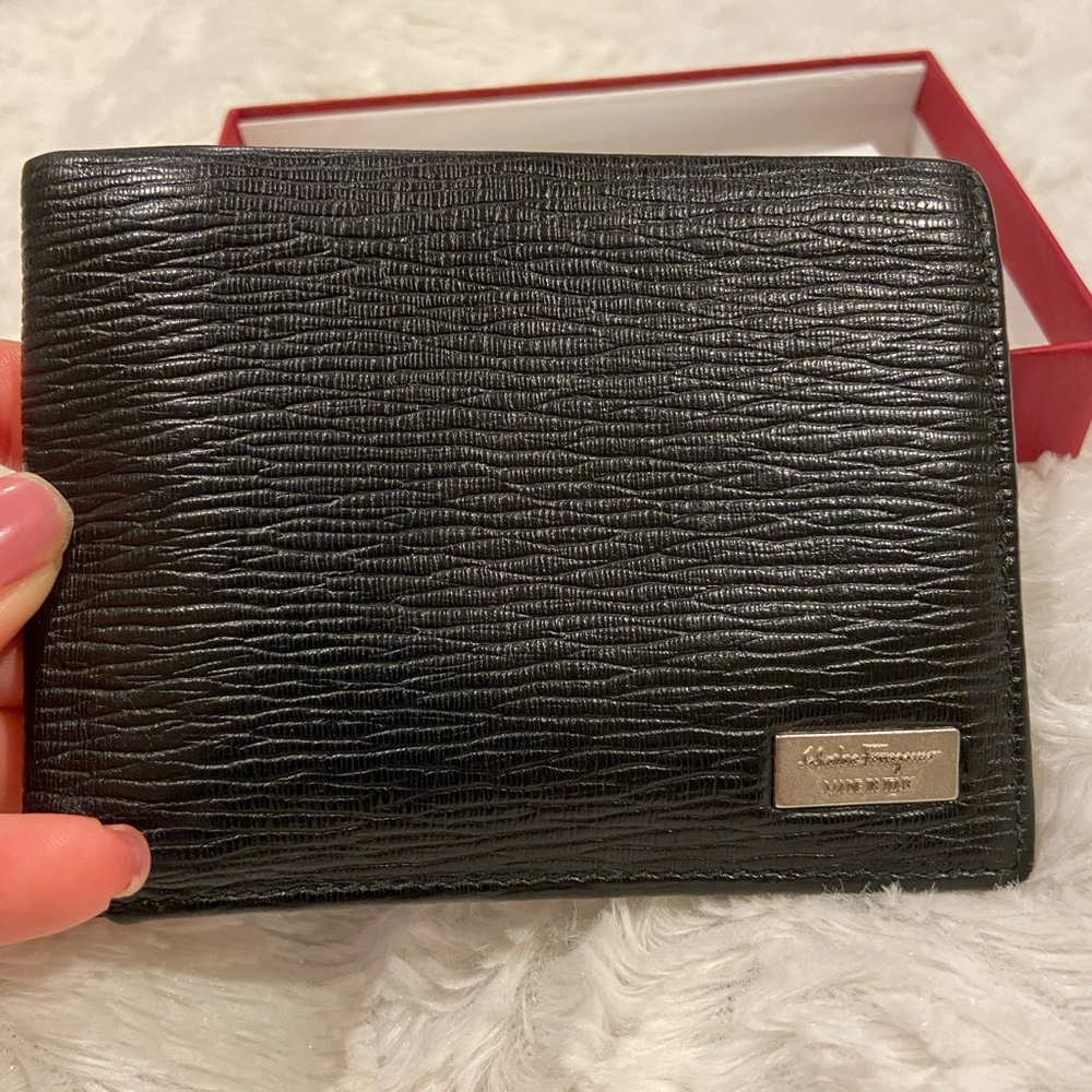 AUTHENTIC Ferragamo Men’s Nero Pebble Wallet.